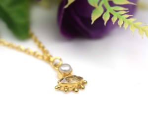 Pendentif minimaliste plaqué or 18 carats avec perle d'eau douce et perle en forme de poire et cristal pour femme, idéal pour les soirées, style chrétien - Product Image 3