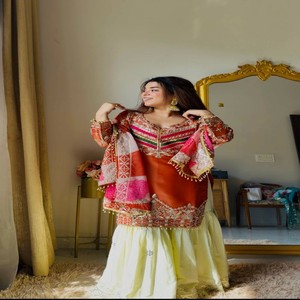 VASTRA COTTAGE Conjunto Kurti de Fiesta de Diseño para Mujer con Top Premium de Bordado de Lentejuelas Pesadas, Palazzo y Dupatta de Organza Tabi - Product Image 2