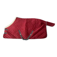 Couverture d'équitation premium en toile rouge bordeaux avec col en fourrure, sangles de cou à double boucle, confortable pour l'équitation
