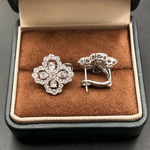Boucles d'oreilles en argent 925 avec diamants de laboratoire, forme fleur à quatre pétales, pour femme, luxe léger haut de gamme, polyvalentes, bijoux clous floraux élégants - Product Image 2