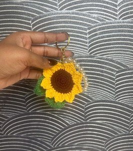 Porte-clés tournesol au crochet fait main avec perles |   Cadeau écologique au design traditionnel pour la Journée de la Terre - Product Image 3