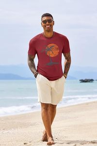Camiseta Roja de Manga Corta para Hombre con Estampado de Palmeras al Atardecer, Cuello Redondo, Informal, de Algodón Transpirable, Corte Regular - Product Image 4