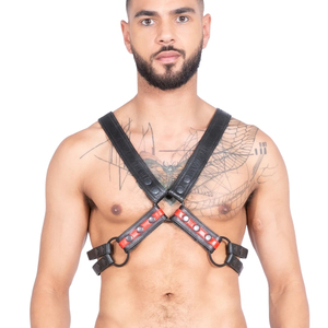 Harnais de poitrine en cuir noir avec accents rouges, boucle en acier, ajustement réglable pour tenue de club - Product Image 3