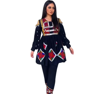 Kurti tribal moderne court noir style peplum avec broderies rouges en forme de diamant et accents de pièces de monnaie à la taille, élégant - Product Image 5