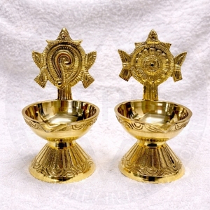 Juego de Diyas de Latón Antiguo con Diseño de Chakra y Pavo Real Indio, Lámpara de Aceite Artesanal para Templo, Decoración del Hogar, Diwali - Product Image 1