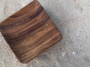 Plato de madera maciza, plato redondo de madera, plato grueso de madera para servir comida en la mesa del hogar. - Product Image 6