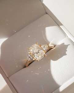 Magnifique bague de promesse à trois pierres en diamant taille radiant de 3,01 carats, en or massif 18 carats, cultivé en laboratoire, cadeau idéal pour la Saint-Valentin et les propositions d'amour - Product Image 4