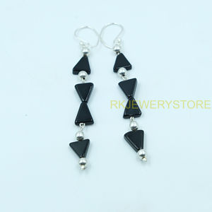 Pendientes colgantes con cuentas triangulares de ónix negro natural |   Pendientes de Gancho Hechos a Mano en Plata de Ley 925 |   Joyería Geométrica Minimalista - Product Image 2