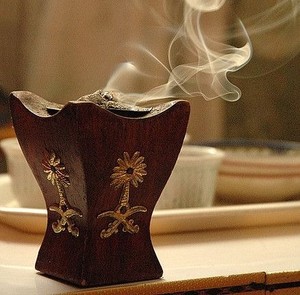Brûleur à Bakhoor carré en bois avec cage décorative en laiton, porte-encens Oud arabe, Mabkhara, aromathérapie, décoration islamique pour la maison - Product Image 4