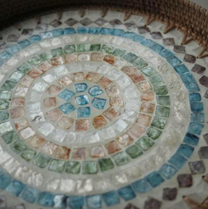 Plateau de service rond en rotin avec incrustation de nacre |   Plateau en mosaïque tissé à la main |   Plateau décoratif en osier laqué, panier à nourriture - Product Image 4
