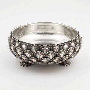 Cuenco Urli de Aluminio Plateado Antiguo Hecho a Mano de 36 cm de Profundidad con Relieve de Doble Hilera de Pétalos Kamalini, Centros de Mesa para Bodas, Decoraciones de Mesa - Product Image 3