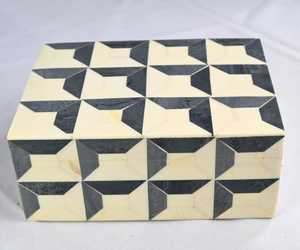 Boîte à bijoux artisanale moderne avec incrustations imprimées, forme rectangulaire, motif floral, noir et blanc, en os, avec couvercle et fermeture pour rangement - Product Image 2