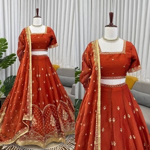 Conjunto de Lehenga de Seda VASTRA COTTAGE con Bordado de Hilo y Lentejuelas, Blusa sin Coser con Dupatta, Conjunto de Choli Completamente Cosido - Product Image 1