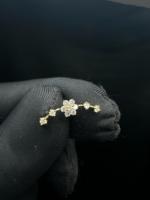 Anting-anting bunga emas 14K melengkung dengan detail bunga berlian untuk wanita