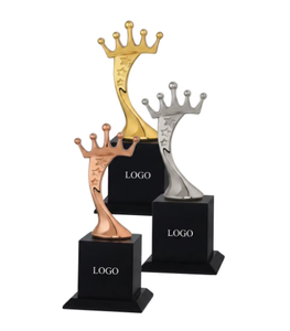Trofeo de corona chapado en oro con estrellas grabadas en base negra, modelo 675 C, para deportes, juegos y premios de eventos. - Product Image 6
