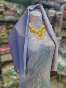 ผ้าลายดอกไม้สีม่วงเหลือบรุ้งแบบแจ็คการ์ด พร้อมผ้าคลุมไหล่สีม่วงไลแลคเข้าชุด รุ่นลาเวนเดอร์ ฟรานซาวี ดีรัก - Product Image 2