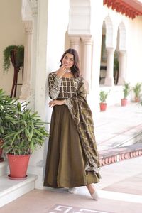 Robes Anarkali pour femmes, dernières tendances, en soie Vichitra NC, richement ornées de paillettes et de broderies Zari, pour mariage. - Product Image 4