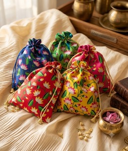 Bolsa de Seda Pichwai India Tradicional Hecha a Mano con Estampado de Loto, Bolsa con Cordón para Regalos, Bodas, Diwali, Cumpleaños, Shagun, Regalo de Boda - Product Image 1