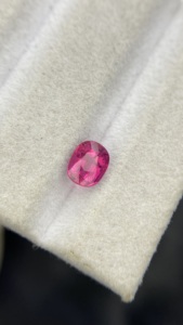 Tourmaline Naturelle Certifiée, Pierre Taillée Ovale, Qualité de Couleur Exceptionnelle, Pierre Précieuse Non Montée, 0,95 Carat, Propre à l'œil - Product Image 5