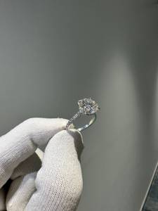 Anillo de Compromiso de Moissanita • Anillo de Diamante de Moissanita de Corte Redondo de 3.5 Ct • Anillos con Acabado en Oro Premium • Corte Catedral + Correa Oculta - Product Image 2