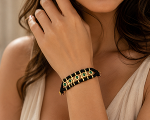 Pulsera de Hilo con Diamantes Pavé y Esmeraldas, Pulsera de Macramé con Piedras Preciosas de Moda, Joyería - Product Image 1