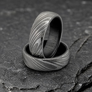 Anillo de Compromiso de Acero de Damasco Hecho a Mano Black Smith 1987, 8mm, Unisex, Diseño de Constelación Personalizado, Estilo Clásico, Acero Inoxidable - Product Image 1