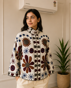 Chaqueta Blanca Transpirable Ecológica Reversible con Cuello Mandarín 100% Algodón, Estampado Floral de Margaritas y Caras Sonrientes, Estilo Boho Hecho a Mano en Jaipur - Product Image 5