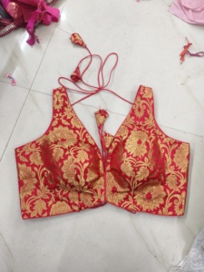 Blusa Choli de Seda Roja Brocada con Bordado Floral Dorado, Top Corto Tradicional Indio Pakistaní para Bodas y Fiestas - Product Image 1