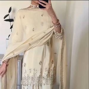 Ensemble Kurta / Kurti de créateur moderne pour les fêtes de Diwali et les mariages |   Tenue ethnique de mariée en soie Fendy avec broderies Zari et sequins lourdes - Product Image 1