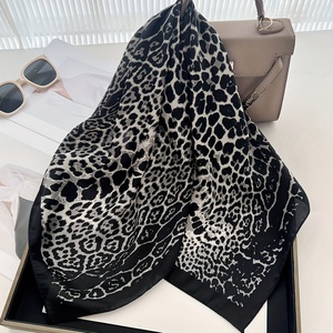 Bandana personnalisée avec logo, design tendance, imprimé floral, foulard en soie satinée pour femmes, foulards pour femmes, bandanas pour femmes - Product Image 2