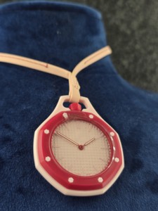 Montre à quartz unisexe pour enfants, ronde, en plastique de luxe, bracelet en plastique rouge et blanc, aiguilles lumineuses analogiques, style sportif, cadran de 38 mm - Product Image 2