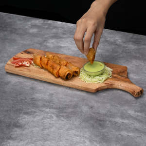 Plateau de service élégant en bois massif avec poignée, planche en bois durable pour fromages, pains, apéritifs et présentation sur table de restaurant - Product Image 1