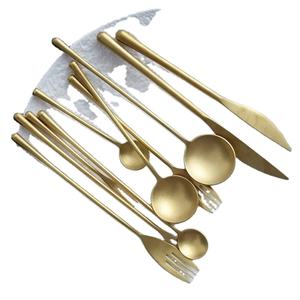 Ensemble de couverts en métal doré mat pour table à manger avec un look minimaliste élégant et un revêtement durable résistant à la rouille - Product Image 1