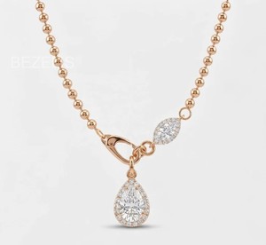 Collier ovale avec pendentif en diamant de laboratoire taille poire sur chaîne à billes en or jaune, bijoux de luxe, élégance et mode - Product Image 5