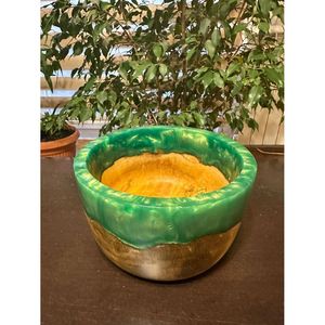 Bol en bois et résine fait à la main par un designer pour servir de la nourriture et des collations - Product Image 1