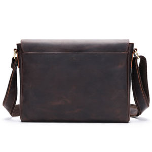 Sac messager en cuir imperméable de qualité export avec port USB pour les voyages, le bureau, l'université et les affaires, disponible à la vente - Product Image 2