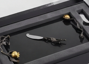 Elegante Tabla de Quesos Negra de Acero Inoxidable con Cuchillos y Asas de Granada, Plato para Servir para Uso Doméstico y para Regalo - Product Image 4