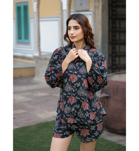 Ensemble trois pièces décontracté et tendance en rayonne à imprimé floral bleu foncé, avec chemise à manches retroussées, short et crop top, tenue de détente - Product Image 6