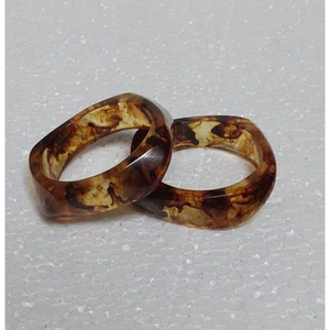 Bracelet en résine finition marbre fumé Bracelet large fait à la main Bijoux contemporains Accessoire minimaliste en résine pour un usage quotidien - Product Image 4