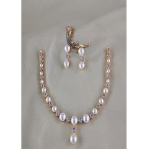 Ensemble collier et boucles d'oreilles de qualité supérieure, finition dorée et blanche, pour mariage et soirée, bijoux tendance pour femmes - Product Image 1