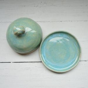 Beurrier artistique avec anse en anneau et couvercle en dôme, finition émail réactif, plat de service compact, élégant pour la table - Product Image 3