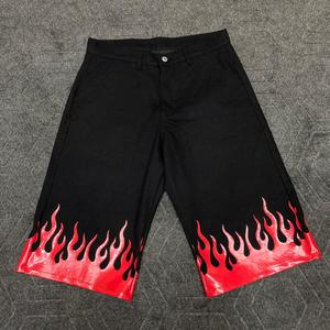 Shorts en jean vintage noirs personnalisés pour hommes, style streetwear, avec broderie motif flamme, respirants, séchage rapide, en coton délavé léger - Product Image 3