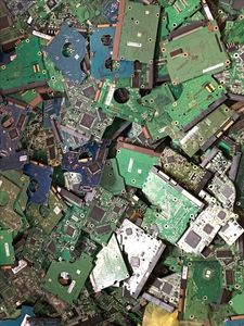 Déchets de carte mère verte avec composants électroniques - Product Image 2