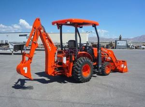 Tracteur compact Kubota B26 haute performance avec chargeur et pelle rétrocaveuse pour la construction et le bâtiment - Product Image 2