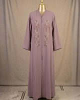 Weiche Blush-Abaya mit Blumenmuster-Stickerei aus Krepp für den Alltag mit elegantem V-Ausschnitt und 100% Baumwollstoff