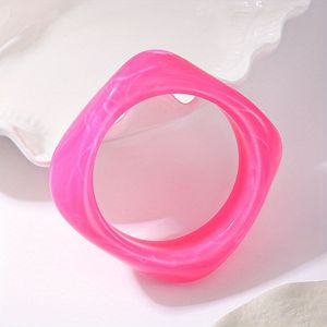 Anneaux de serviette contemporains faits à la main et personnalisables en résine pour la mise en scène de tables à manger modernes et de fêtes - Product Image 4