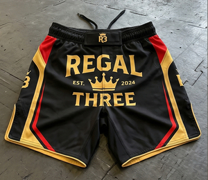 Pantalones Cortos de MMA Regal Three Black Gold para Hombre, Secado Rápido, Estampado por Sublimación, Cintura con Cordón, Ropa de Artes Marciales Mixtas, Pantalones Cortos de MMA Unisex - Product Image 1