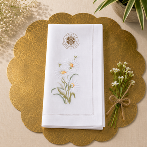 El bordado de lirios limpio y elegante complementa mesas sofisticadas sin dejar de ser, sin embargo, práctico y sencillo. - Product Image 1