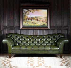 Canapé Chesterfield de luxe en cuir vert irlandais, trois places, dossier capitonné profond, pieds en bois faits à la main, style transitionnel, écologique - Product Image 6