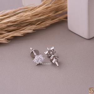 Pendientes de Flor con Moissanita |   Pendientes de tuerca con diseño floral de 0.36 CT y corte redondo |   Plata de Ley 925 |   Hermanos Satani - Product Image 6